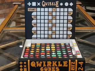 Qwirkle Cubes წიგნის თაროს გამოცემა thumbnail 4