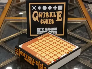 Qwirkle Cubes წიგნის თაროს გამოცემა thumbnail 7