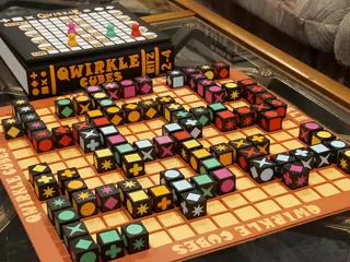 Qwirkle Cubes წიგნის თაროს გამოცემა thumbnail 2