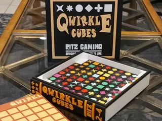 Qwirkle Cubes წიგნის თაროს გამოცემა thumbnail 6
