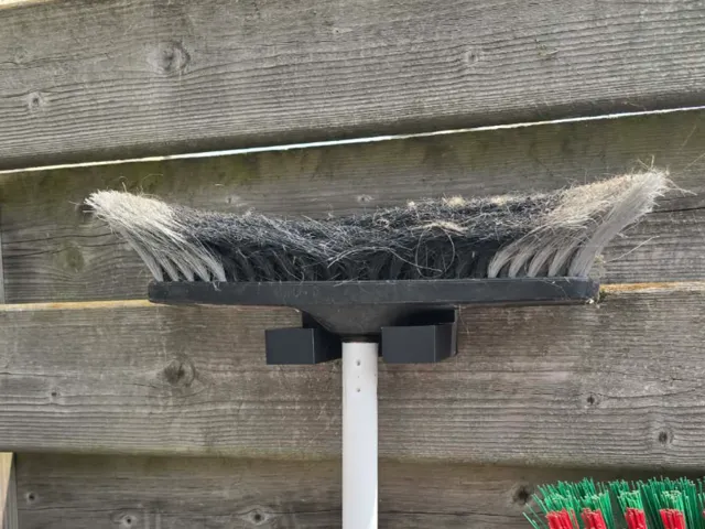 Brush hanger