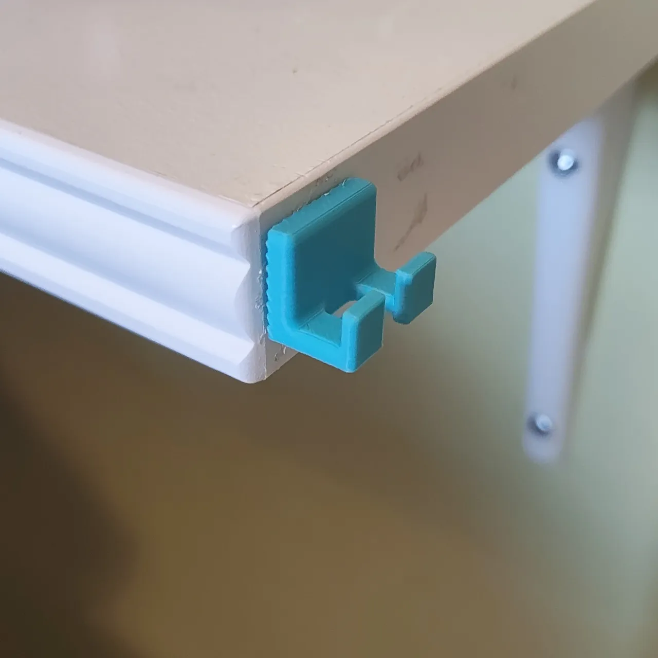 USB cable hanger V3 better grip view 4