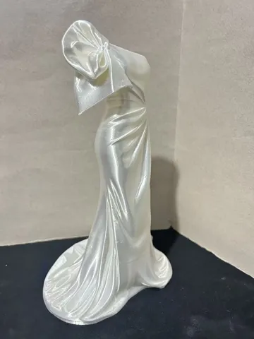 Modelo para impresión 3D: 蝴蝶结抹胸鱼尾礼裙花瓶 款式2 — vista de referencia 5