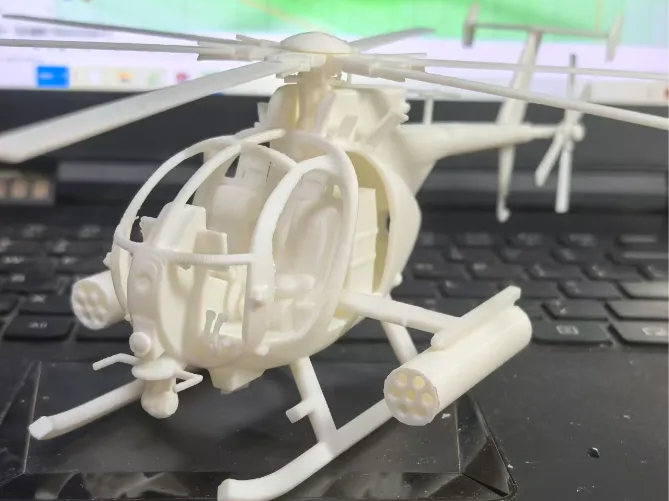 Modelo para impresión 3D: MH‑6 Little Bird 小鸟武装直升机 可3D打印组装模型. Referencia del modelo original.