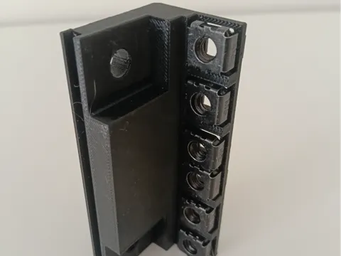 Soporte: LabRax parametric vertical post for cage nuts — referencia de MakerWorld
