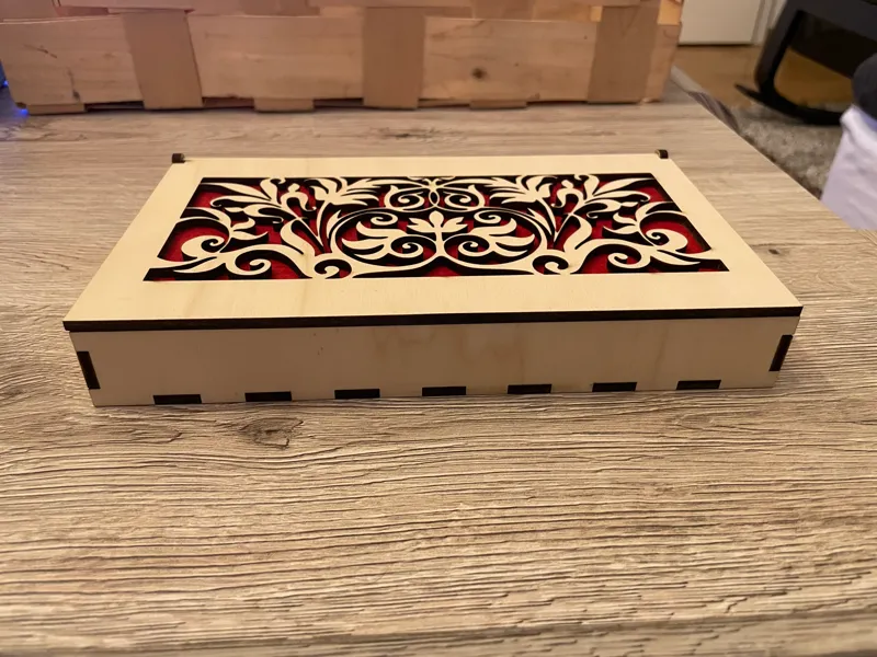 Box mit Scharnier