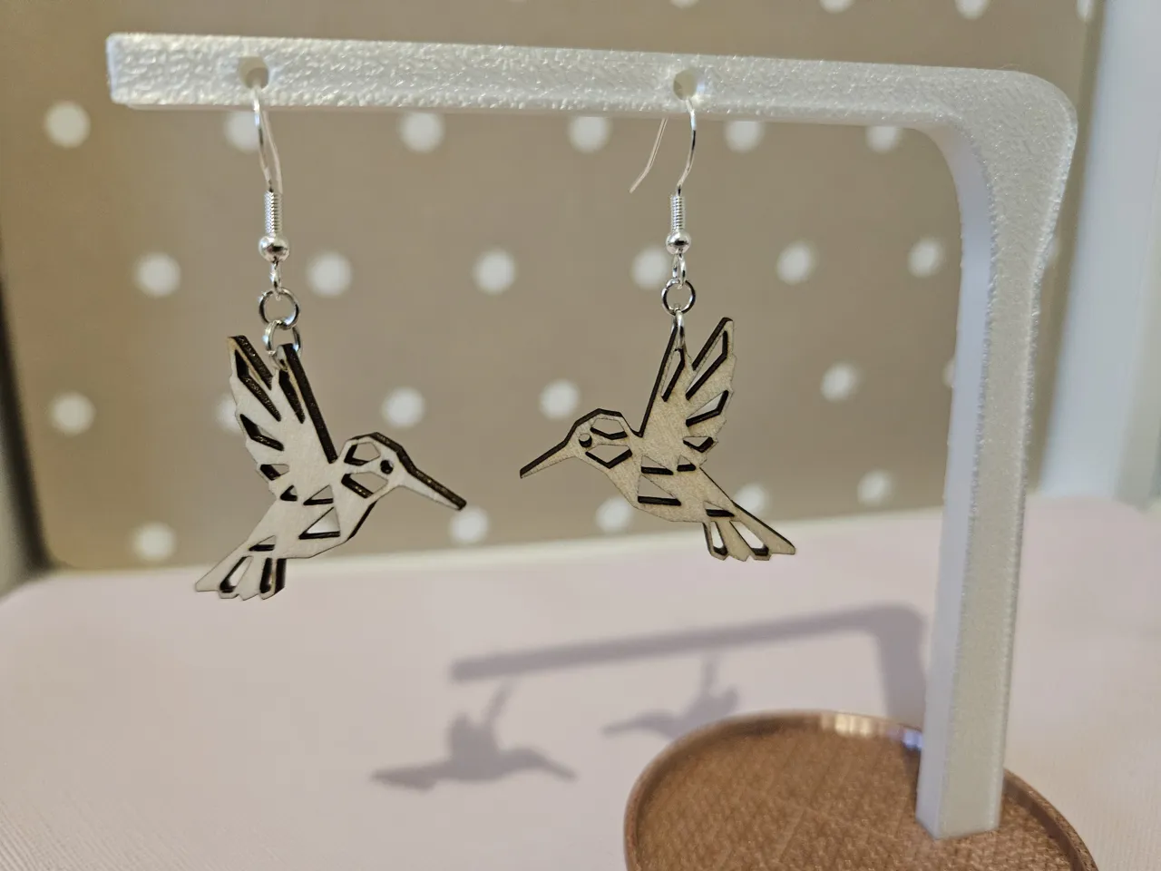 Boucle d'oreille Colibri géométrique / déco murale view 2