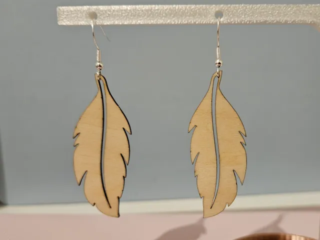 Boucle d'oreille plume en bois