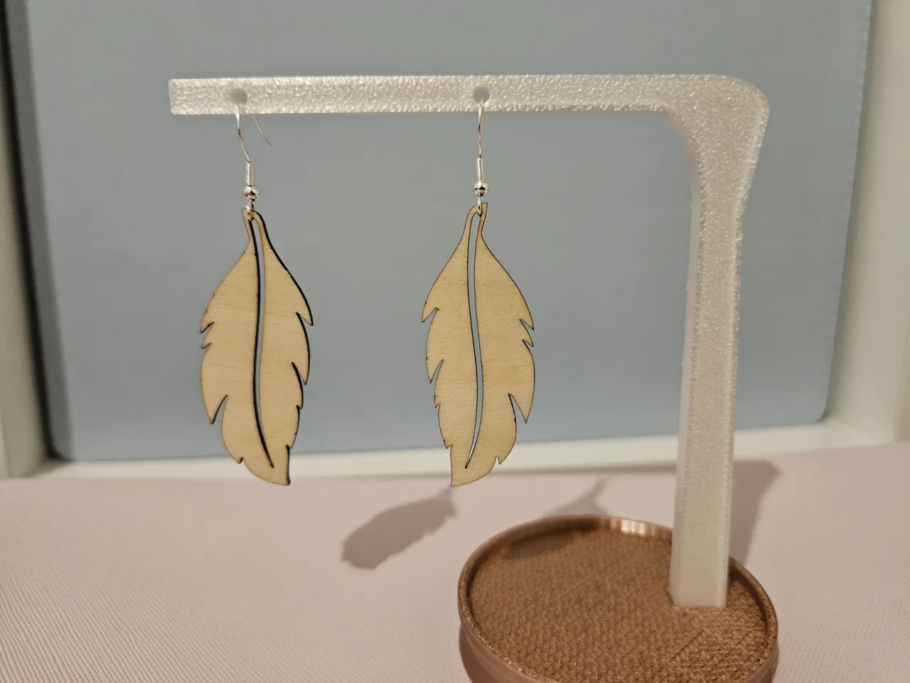 Boucle d'oreille plume en bois view 2
