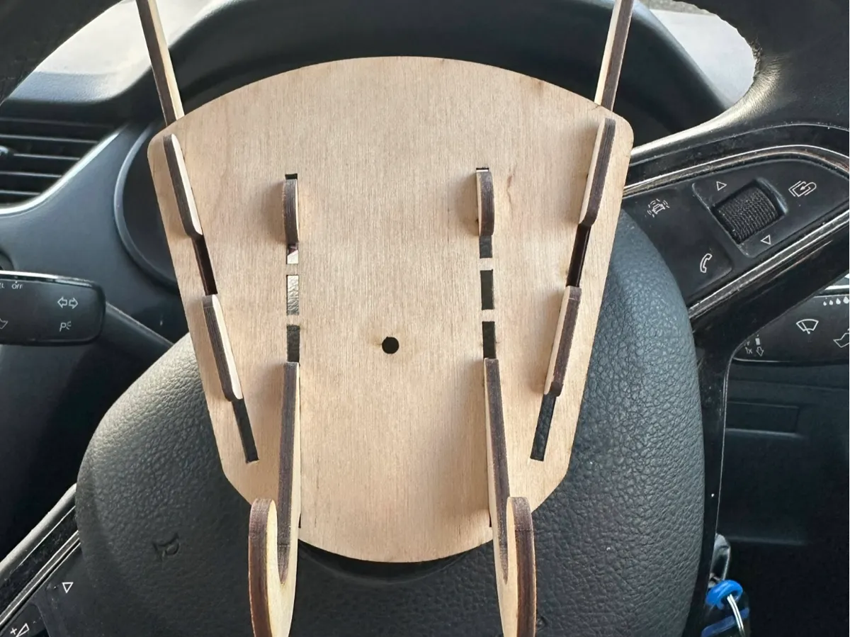 Steering Wheel Phone Stand - Lasercut Ply by HedgepigThings MakerWorld: Download Free 3D Models - 3D model önizlemesi