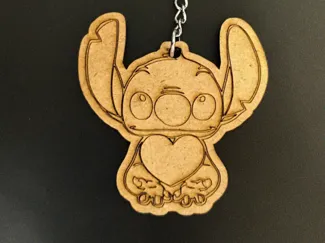 llavero de stitch en madera