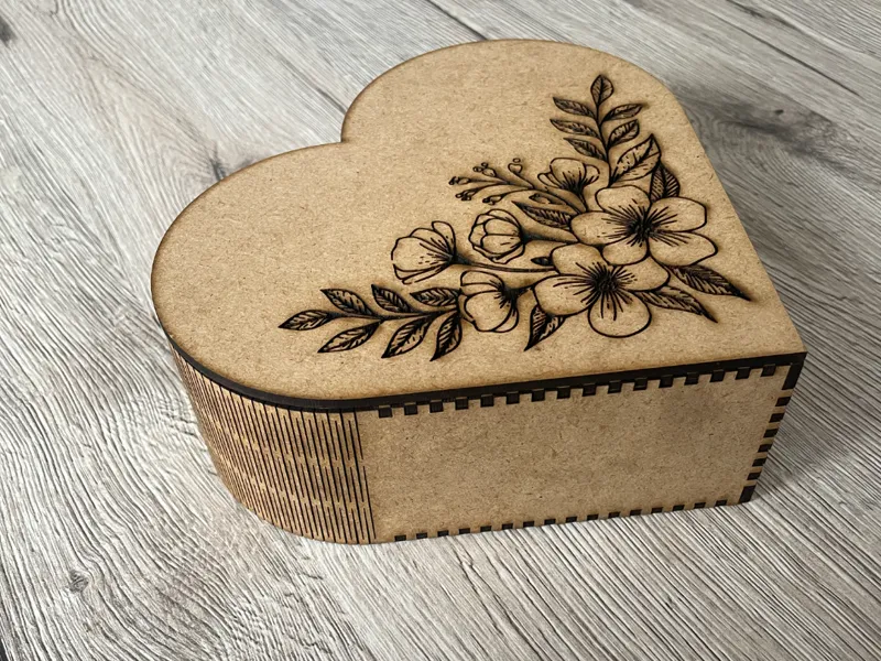 Herzbox mit Deckel und Blumengravur