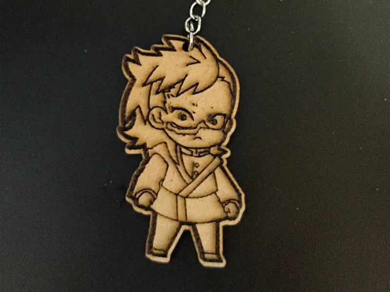 llavero de genya en madera demon slayer