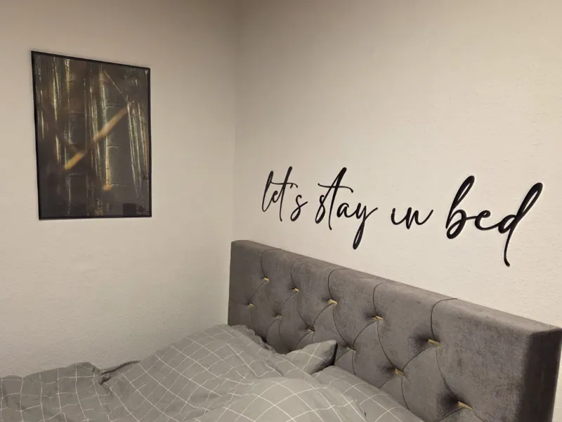 Let’s Stay in Bed – Wanddeko Schriftzug