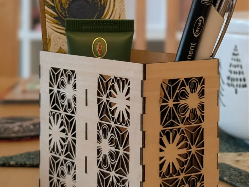 Kumiko pen holder