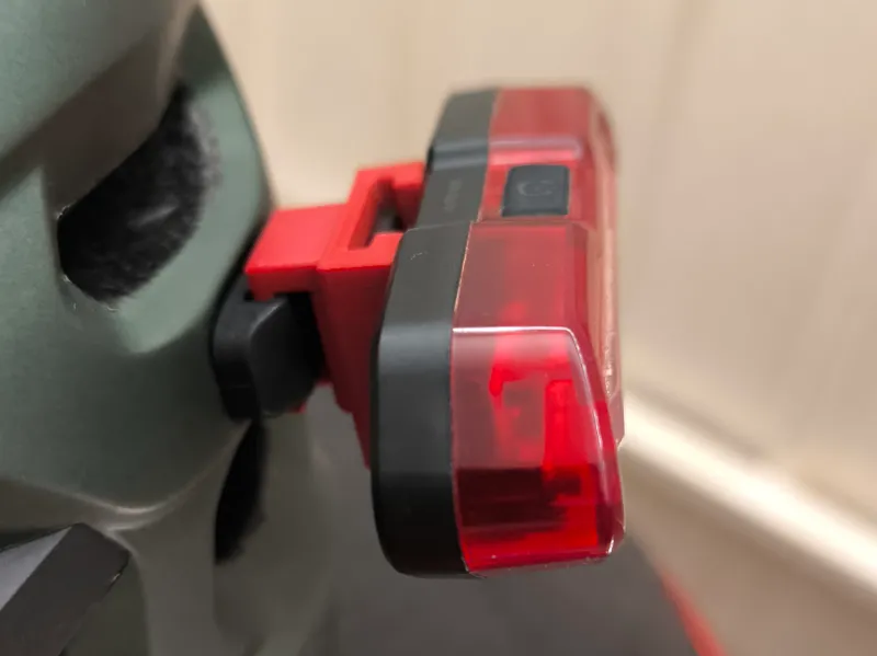 Adaptador luz trasera para casco de bici