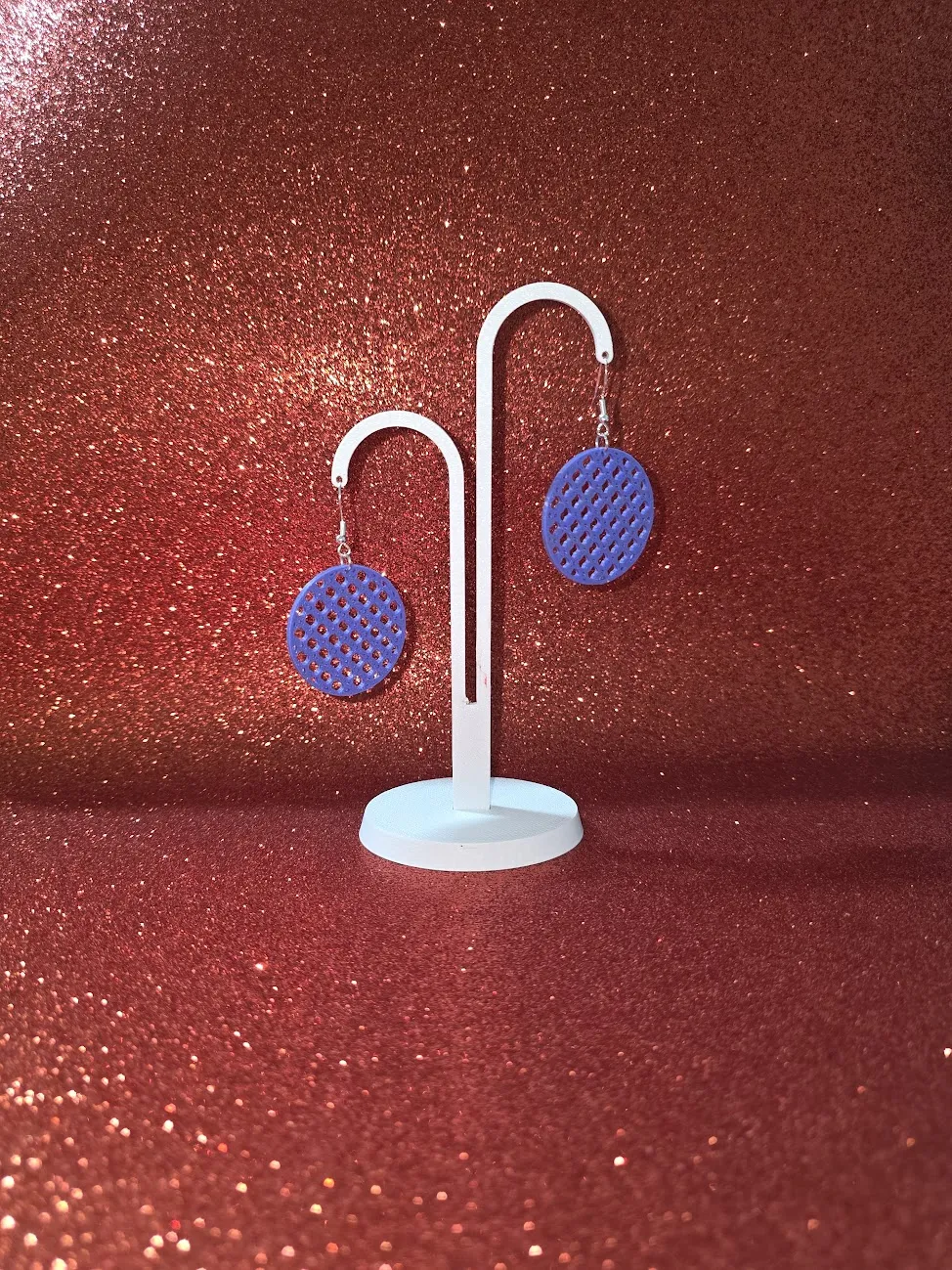 Intertwined circle earrings view 3