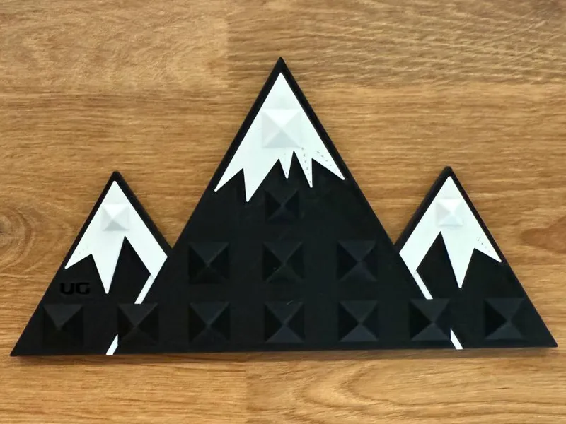 Snowboard Stomp Mountain with pyramid grips
