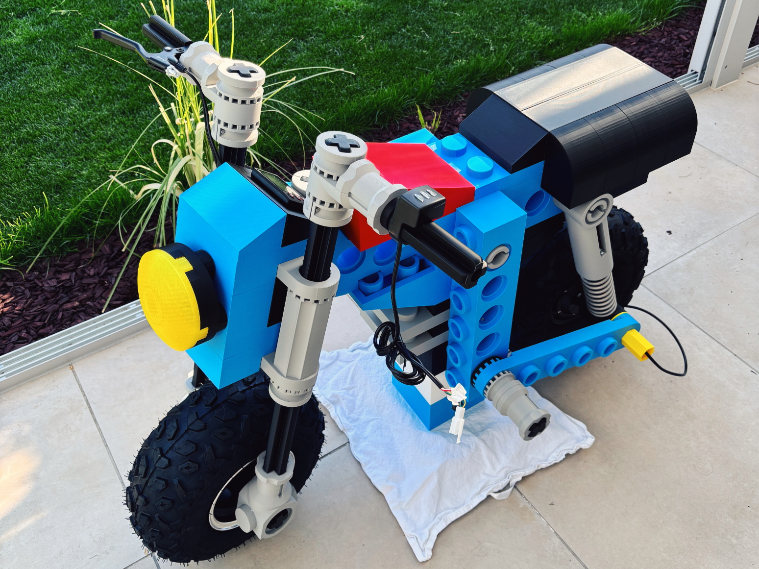 Fahrbares Mini-Bike im Klemmbaustein-Look 3D model