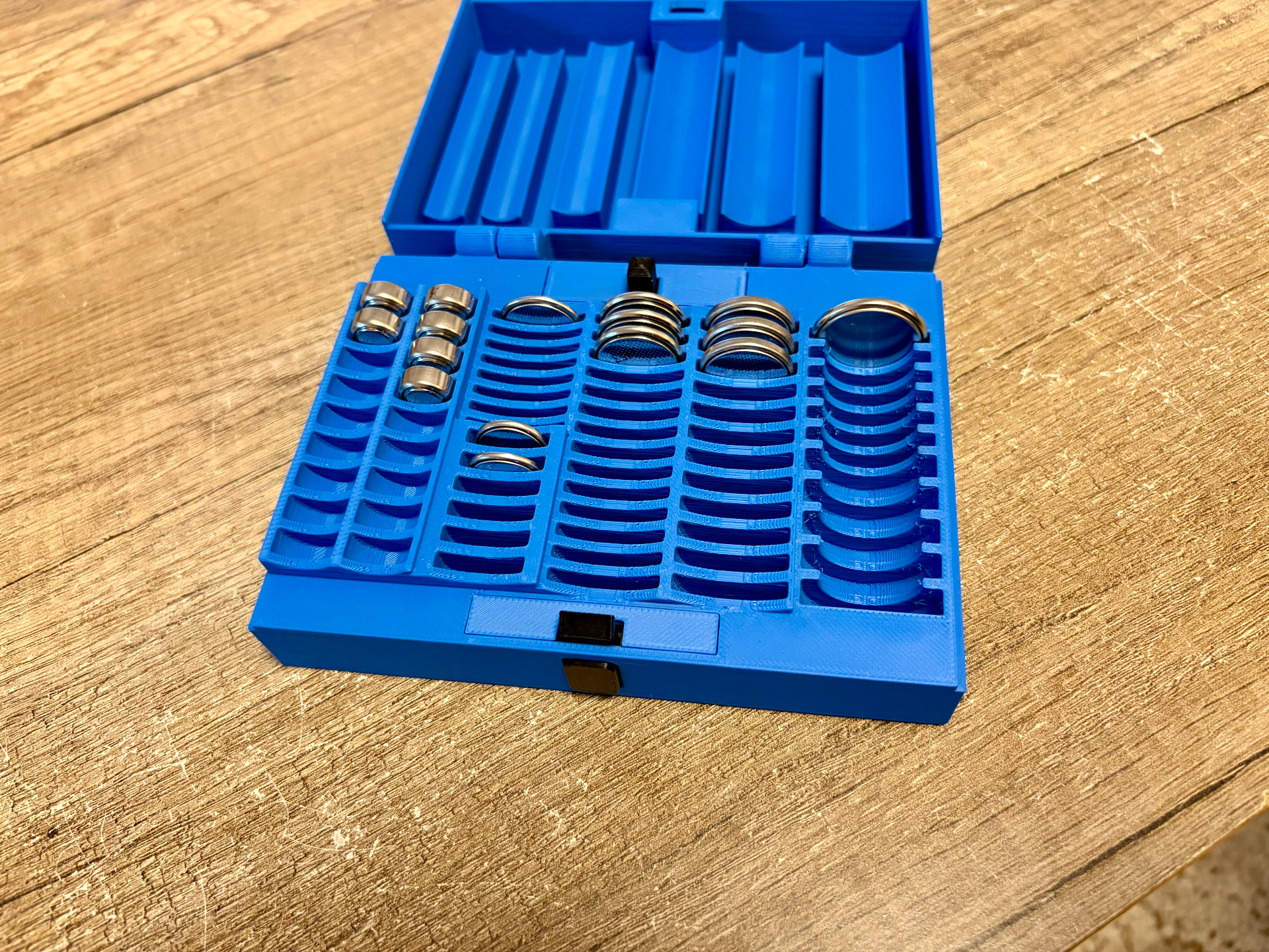 Batteriebox für Knopfzellen federbetätigt