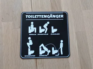 Ein lustiges Schild für die Toilette
