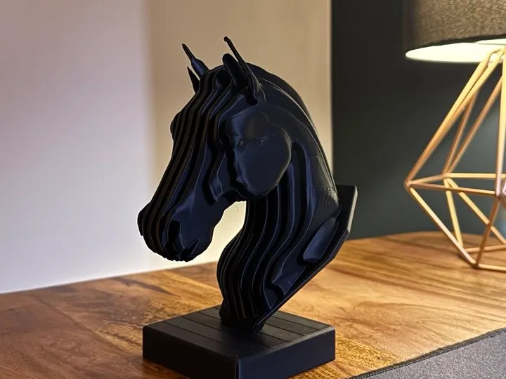 Gestapelte Pferdeskulptur – „Layered Stallion“