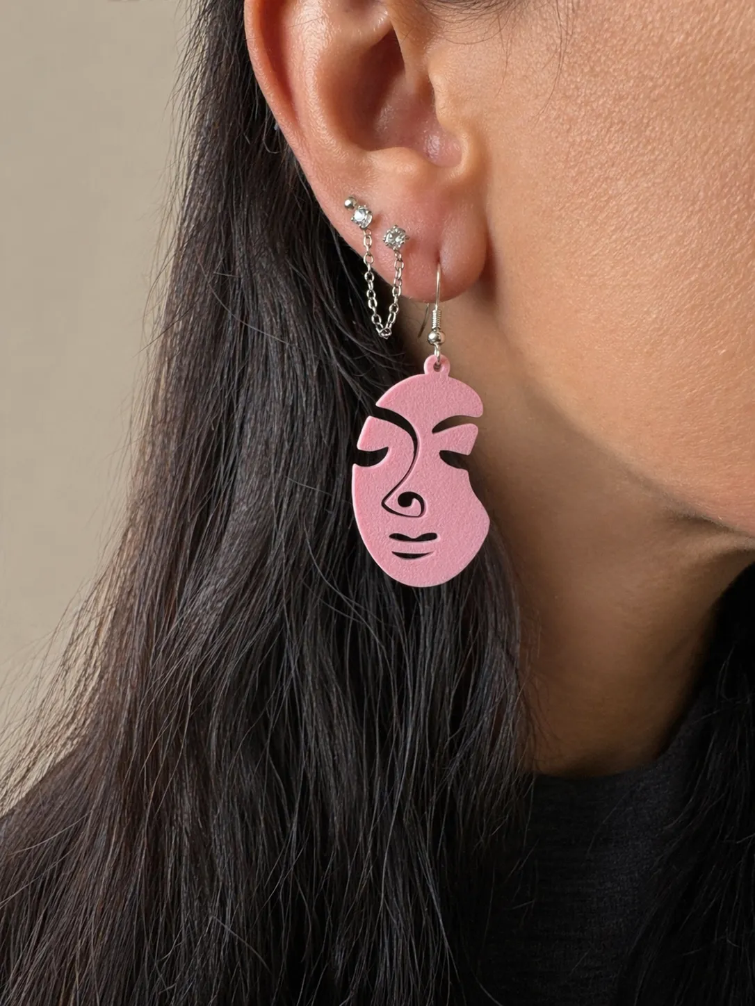 Pendientes aretes caras abstractas y minimalistas view 3