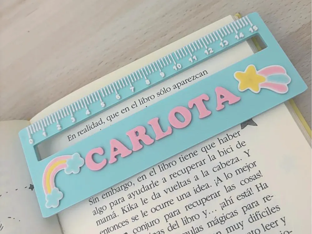 Accesorio de taller: Guía lectura Regla Personalizable Nombre Arcoiris. Referencia del modelo original.