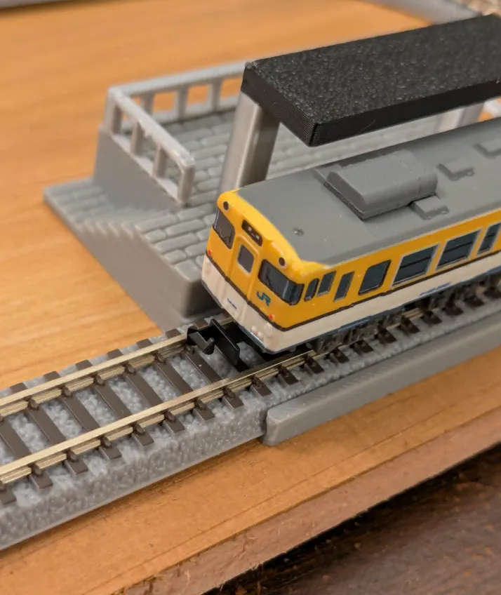 Z-Scale Lighted Station Platform & Shelter view 3