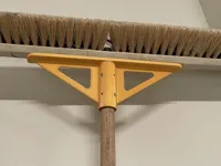 Fixation renforcée pour manche de balai-brosse — photo 1