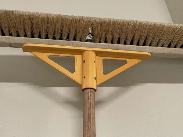 Fixation renforcée pour manche de balai-brosse