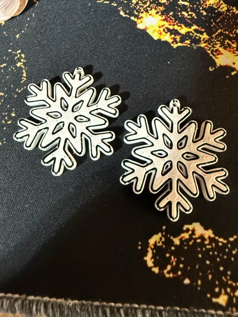 snowflake earring view 4