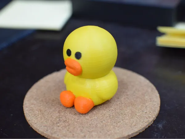 Petit canard jaune décoratif