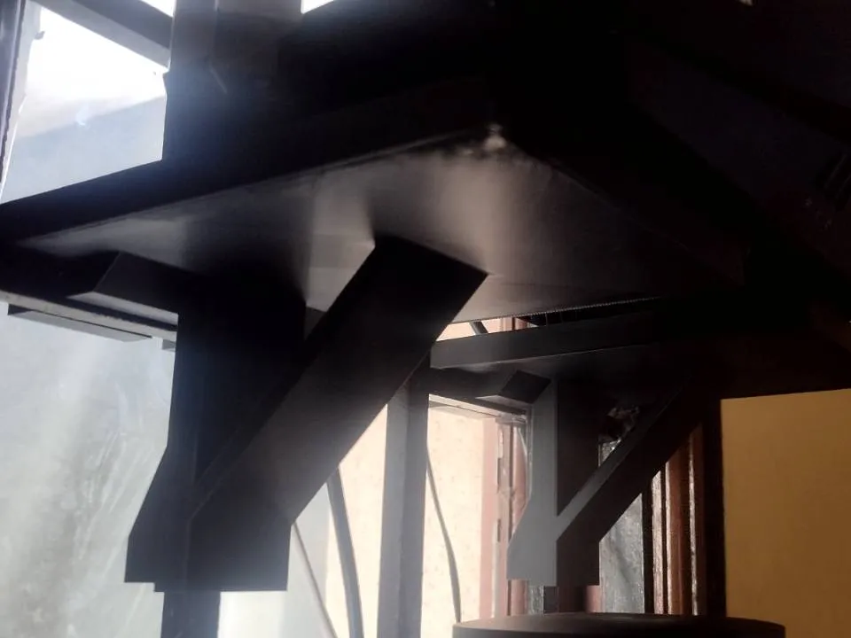 Étagère à fixer sur grille de fenêtre