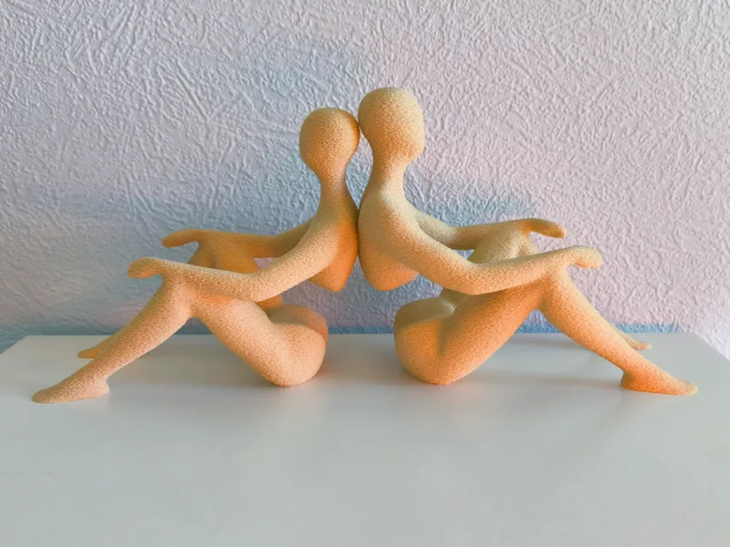 Statua Coppia Seduta Schiena contro Schiena