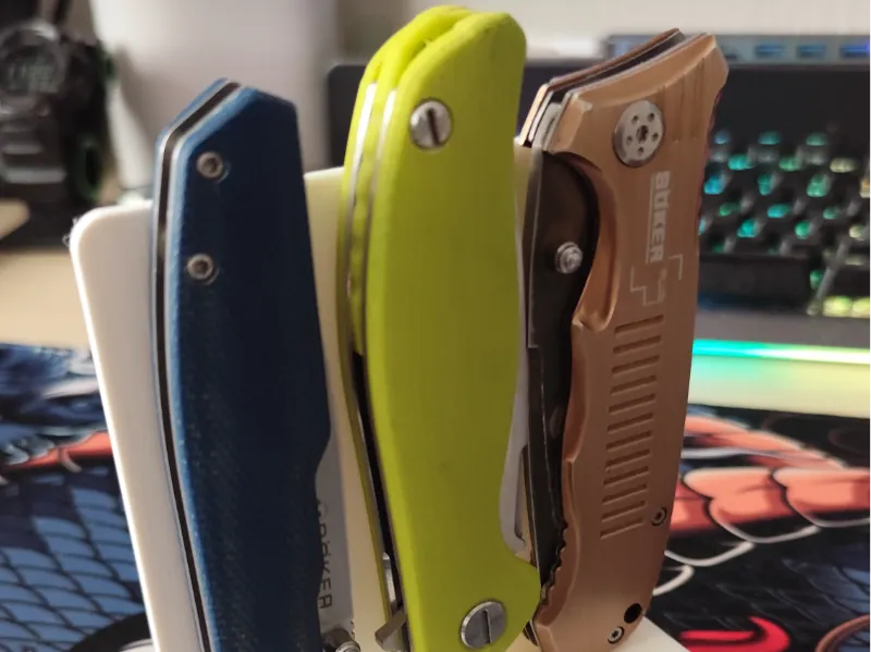 Pocket knife stand