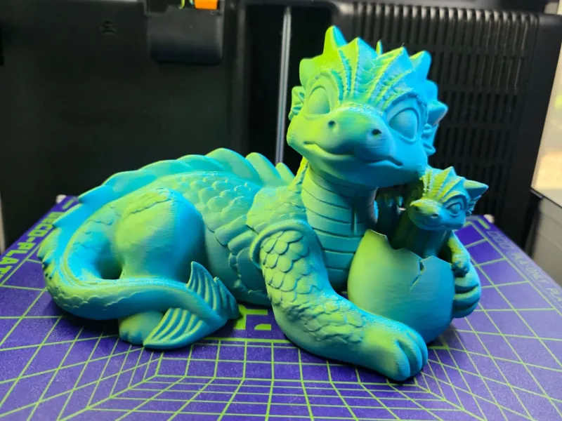 Schützender Drache mit Jungem