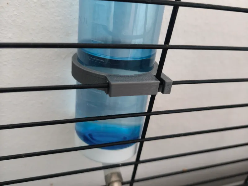 Water bottle holder for pets