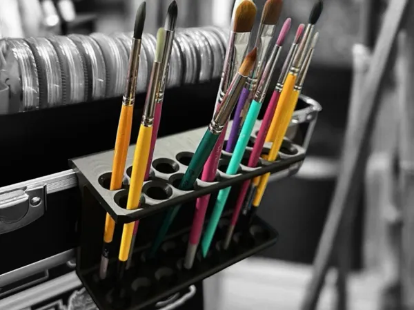 Range-pinceaux suspendu pour artiste