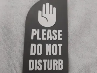 cartello do not disturb con mano