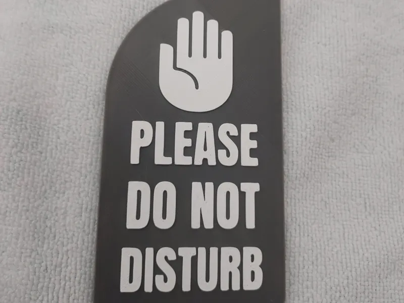 cartello do not disturb con mano