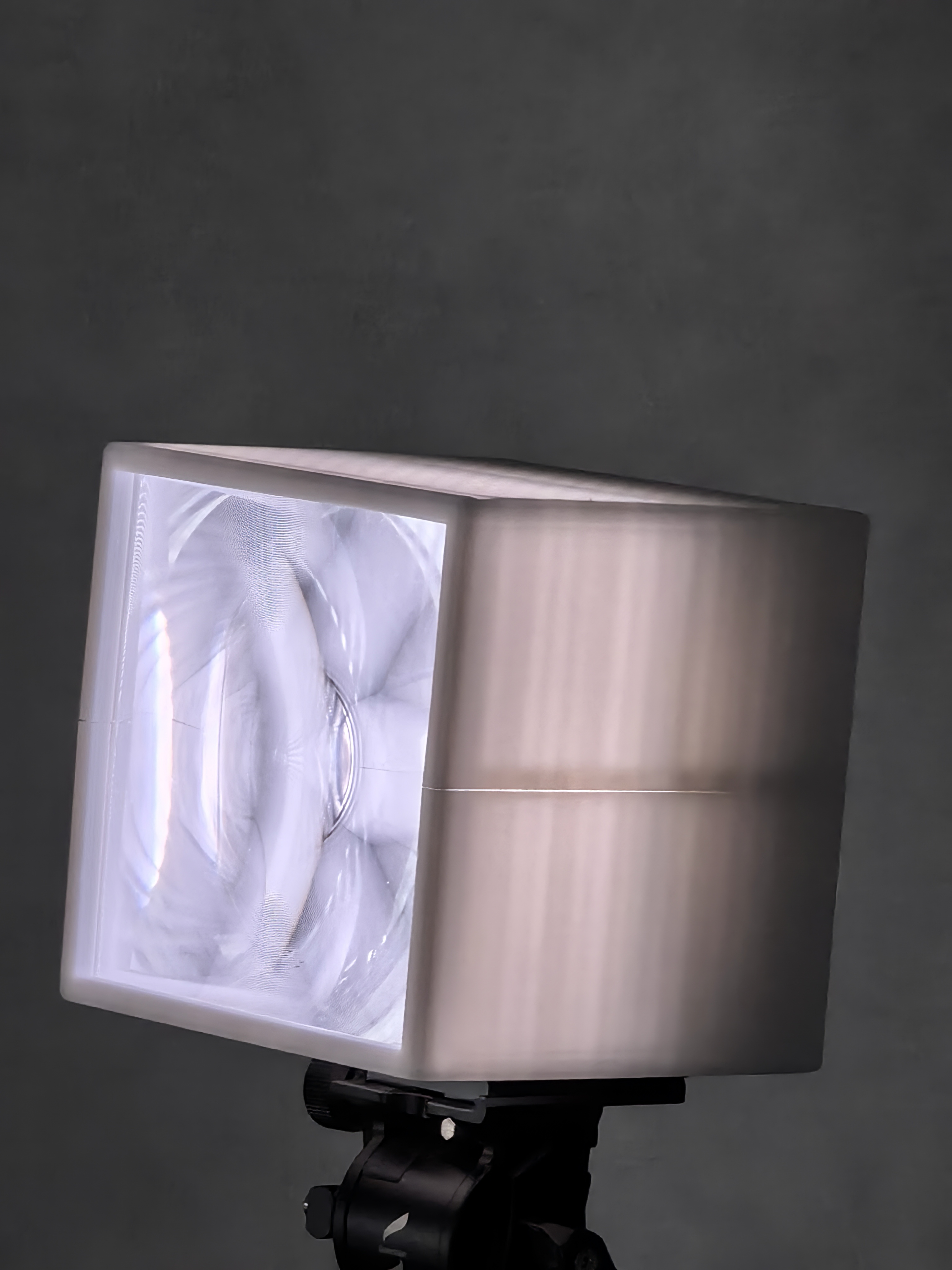 Miniatura 2 do modelo 3D 聚光灯-基于菲涅尔透镜和U篮子补光灯