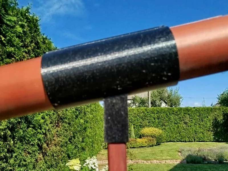 Pipe bracket with a pillar attachment 