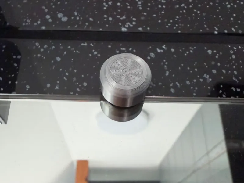 Cache Vis, capuchon de miroir