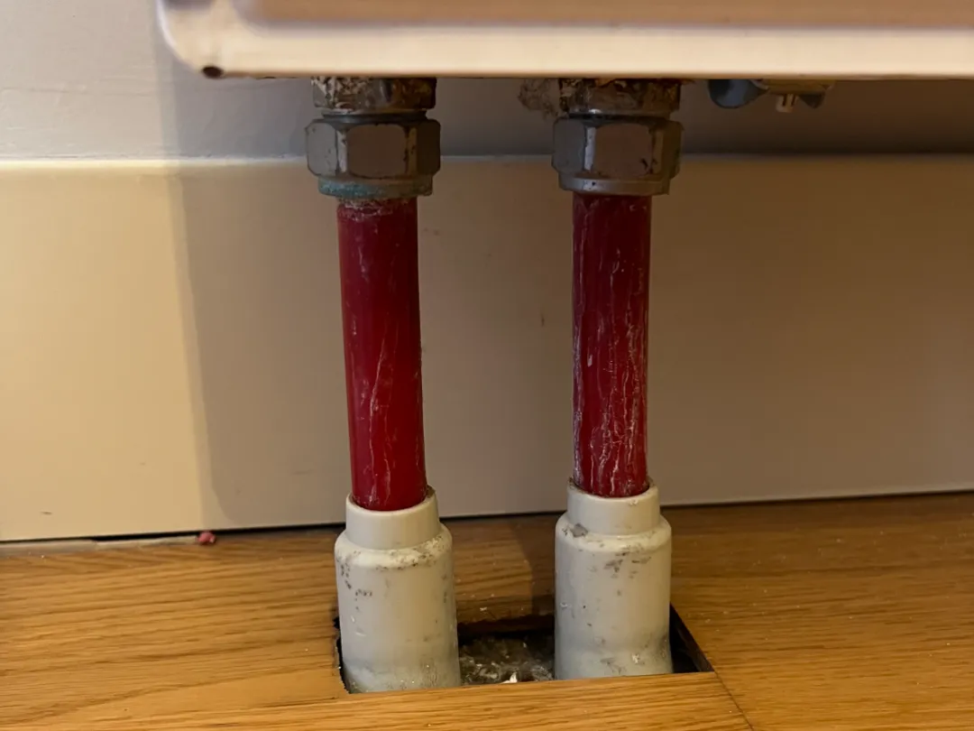 Cache tuyaux de radiateur verrouillable