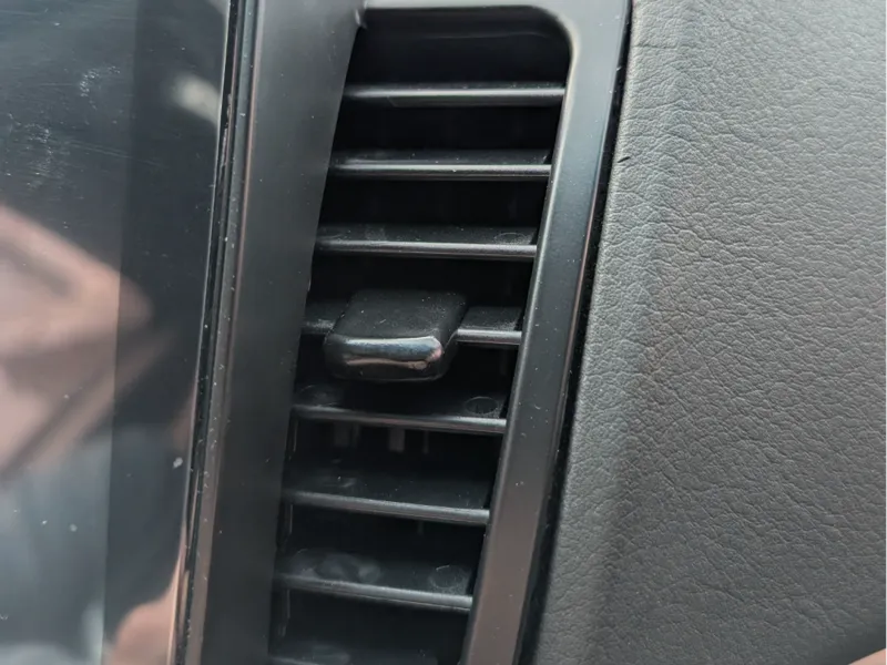 05-09 Legacy GT Center Vent Fin Tabs