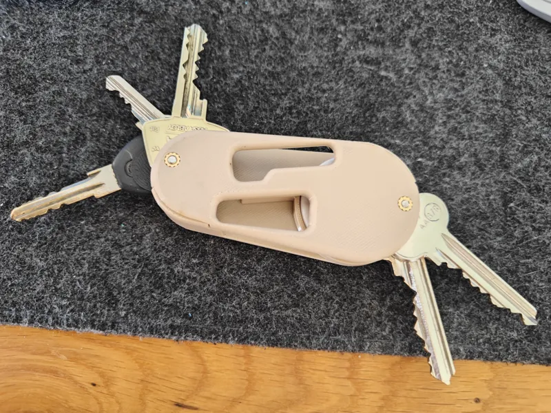 Compact key case with Chipolo ONE slot