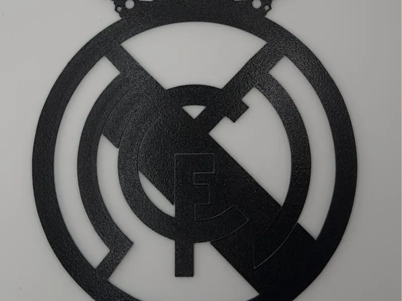 ESCUDO REAL MADRID CON PIE MINIMALISTA