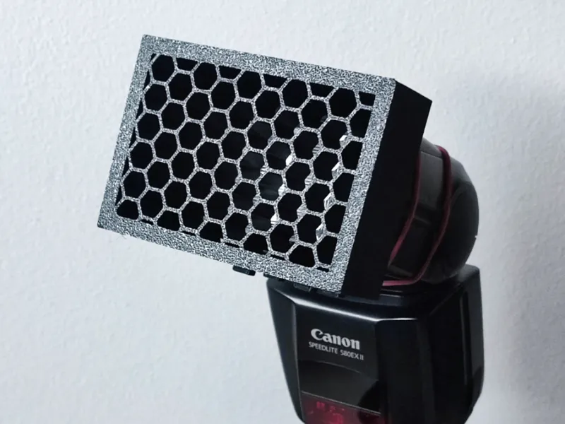 Honeycomb grid for speedlight
