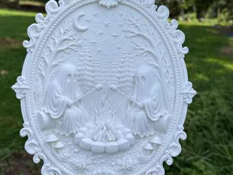 Marco decorativo: Campfire Ghost in Victorian Frame — referencia de MakerWorld